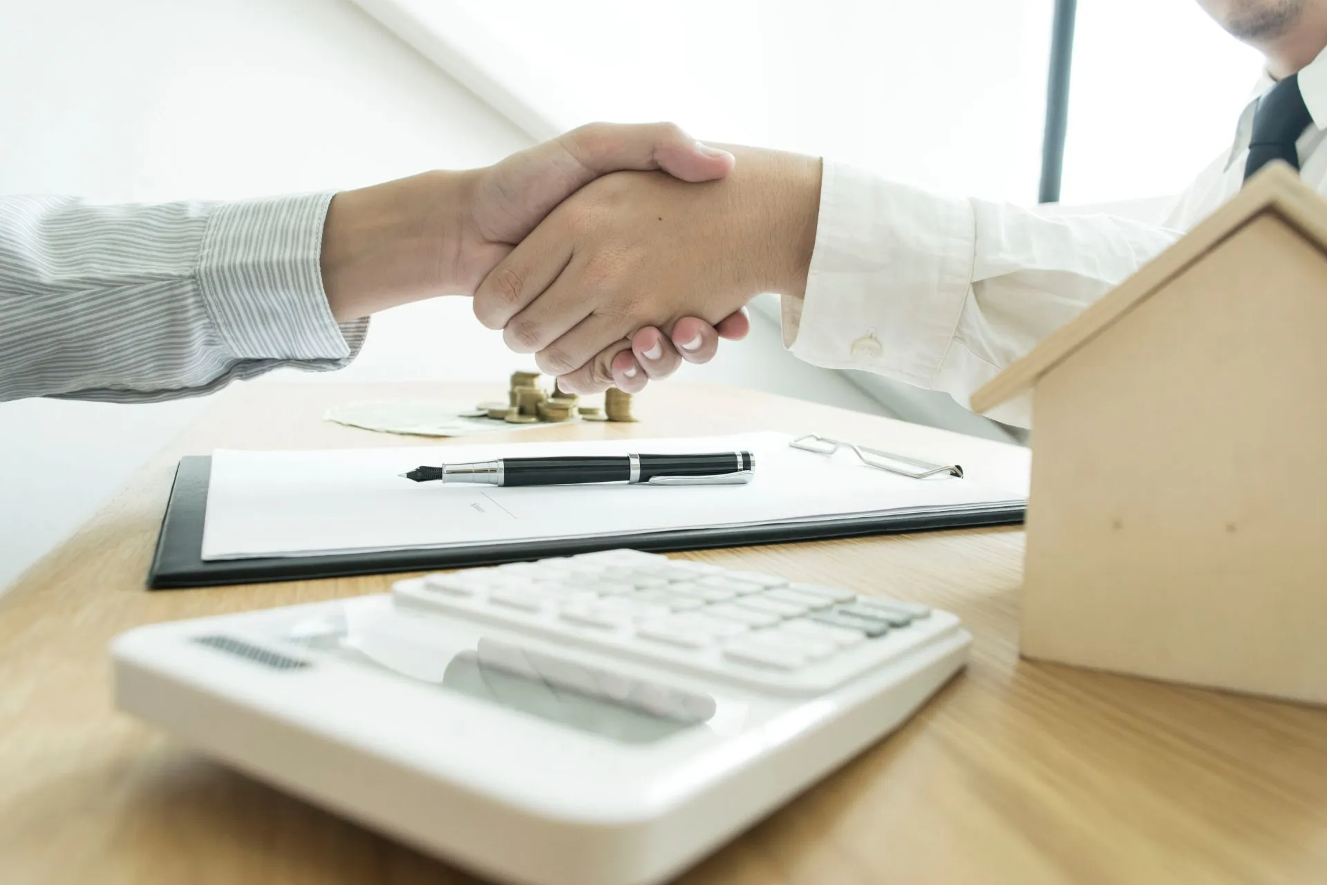 Tenant and landlord finalising an office lease